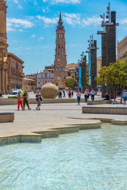 Zaragoza, İspanya, 30 Mayıs 2022: İspanya 'nın Zaragoza kentindeki del Salvador de Zaragoza kategorisinin önünde insanlar geziniyor.