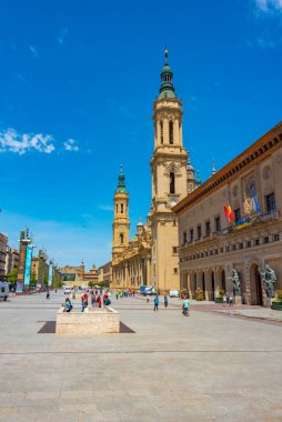 Zaragoza, İspanya, 30 Mayıs 2022: İnsanlar İspanya 'nın Zaragoza kentindeki Basilica de nuestra senora de pilar' ın önünde geziniyor.