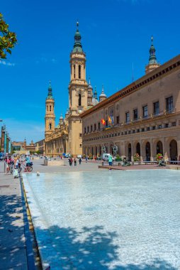 Zaragoza, İspanya, 30 Mayıs 2022: İnsanlar İspanya 'nın Zaragoza kentindeki Basilica de nuestra senora de pilar' ın önünde geziniyor.