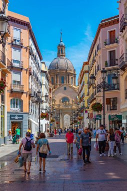 Zaragoza, İspanya, 30 Mayıs 2022: İnsanlar İspanya 'nın Zaragoza kentindeki 1..