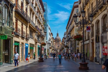 Zaragoza, İspanya, 30 Mayıs 2022: İnsanlar İspanya 'nın Zaragoza kentindeki 1..