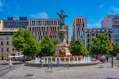 Zaragoza, İspanya, 30 Mayıs 2022: İspanya 'nın Zaragoza kentindeki Plaza de Espana' da şehitlere izleme.