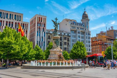 Zaragoza, İspanya, 30 Mayıs 2022: İspanya 'nın Zaragoza kentindeki Plaza de Espana' da şehitlere izleme.