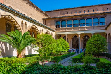 Zaragoza, İspanya, 30 Mayıs 2022: Zaragoza, İspanya 'da Aljaferia Sarayı' nın küçük bir avlusu.