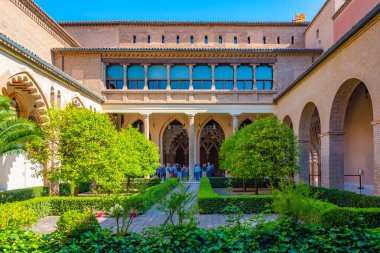 Zaragoza, İspanya, 30 Mayıs 2022: Zaragoza, İspanya 'da Aljaferia Sarayı' nın küçük bir avlusu.