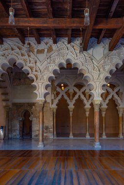 Zaragoza, İspanya, 30 Mayıs 2022: İspanya 'nın Zaragoza kentindeki Aljaferia sarayının girişindeki güzel İslami kolonlar.