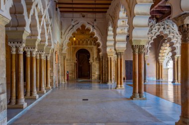 Zaragoza, İspanya, 30 Mayıs 2022: İspanya 'nın Zaragoza kentindeki Aljaferia sarayının girişindeki güzel İslami kolonlar.