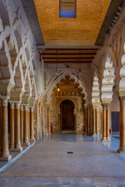 Zaragoza, İspanya, 30 Mayıs 2022: İspanya 'nın Zaragoza kentindeki Aljaferia sarayının girişindeki güzel İslami kolonlar.