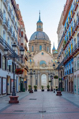 Zaragoza, İspanya, 30 Mayıs 2022: Zaragoza, İspanya 'da Calle de Alfonso I' in gündoğumu manzarası.