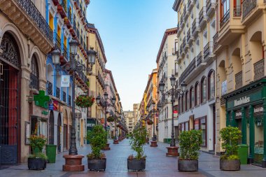 Zaragoza, İspanya, 30 Mayıs 2022: Zaragoza, İspanya 'da Calle de Alfonso I' in gündoğumu manzarası.