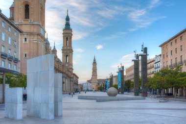 Zaragoza, İspanya, 30 Mayıs 2022: İspanya 'nın Zaragoza kentindeki Basilica de nuestra senora de pilar' ın gün doğumu manzarası.