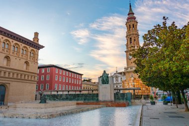 Zaragoza, İspanya, 30 Mayıs 2022: Zaragoza İspanya 'da Francisco Goya heykeli