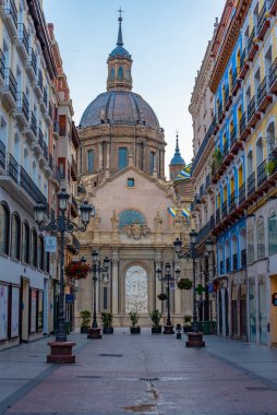 Zaragoza, İspanya, 30 Mayıs 2022: Zaragoza, İspanya 'da Calle de Alfonso I' in gündoğumu manzarası.