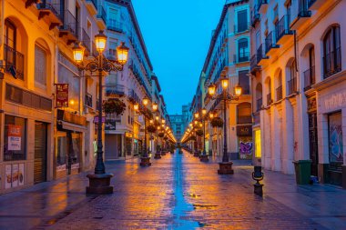 Zaragoza, İspanya, 30 Mayıs 2022: Zaragoza, İspanya 'da Calle de Alfonso I' in gündoğumu manzarası.