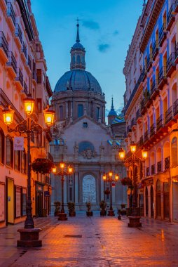 Zaragoza, İspanya, 30 Mayıs 2022: Zaragoza, İspanya 'da Calle de Alfonso I' in gündoğumu manzarası.