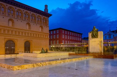 Zaragoza, İspanya, 30 Mayıs 2022: Zaragoza, İspanya 'daki Francisco Goya heykelinin gece manzarası.