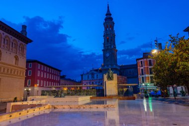 Zaragoza, İspanya, 30 Mayıs 2022: Zaragoza, İspanya 'daki Francisco Goya heykelinin gece manzarası.