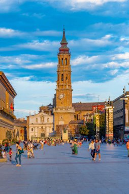 Zaragoza, İspanya, 29 Mayıs 2022: İnsanlar İspanya 'nın Zaragoza kentindeki Basilica de nuestra senora de pilar' ın önünde geziniyor.