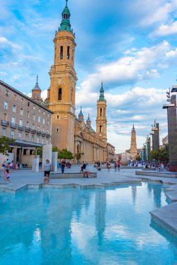 Zaragoza, İspanya, 29 Mayıs 2022: İnsanlar İspanya 'nın Zaragoza kentindeki Basilica de nuestra senora de pilar' ın önünde geziniyor.