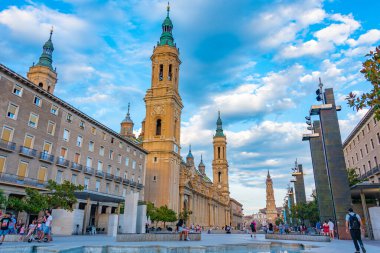 Zaragoza, İspanya, 29 Mayıs 2022: İnsanlar İspanya 'nın Zaragoza kentindeki Basilica de nuestra senora de pilar' ın önünde geziniyor.