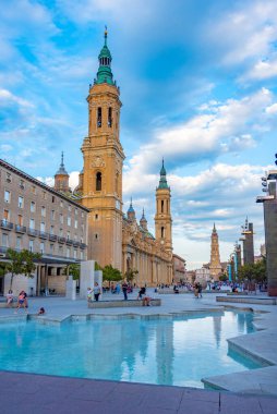 Zaragoza, İspanya, 29 Mayıs 2022: İnsanlar İspanya 'nın Zaragoza kentindeki Basilica de nuestra senora de pilar' ın önünde geziniyor.