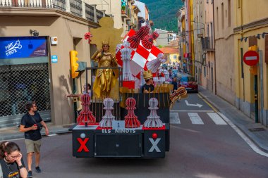 Ripoll, İspanya, 28 Mayıs 2022: İnsanlar Ripoll, İspanya 'daki karnaval sırasında eğleniyorlar.