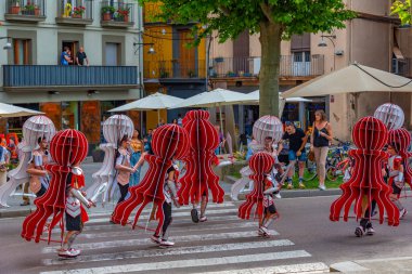 Ripoll, İspanya, 28 Mayıs 2022: İnsanlar Ripoll, İspanya 'daki karnaval sırasında eğleniyorlar.