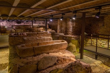 Ripoll, İspanya, 28 Mayıs 2022: İspanya 'daki Santa Maria de Ripoll Manastırı' ndaki yeraltı kazıları.