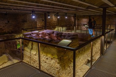 Ripoll, İspanya, 28 Mayıs 2022: İspanya 'daki Santa Maria de Ripoll Manastırı' ndaki yeraltı kazıları.