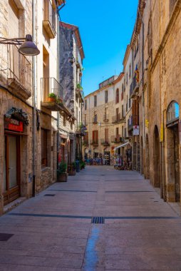 Besalu, İspanya, 28 Mayıs 2022: İspanya 'nın Besalu kentindeki Ortaçağ Caddesi.