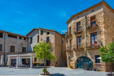 Besalu, İspanya, 28 Mayıs 2022: İspanya 'nın Besalu kentindeki Ortaçağ Caddesi.