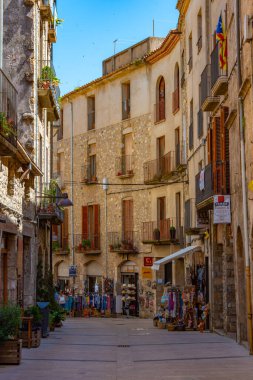 Besalu, İspanya, 28 Mayıs 2022: İspanya 'nın Besalu kentindeki Ortaçağ Caddesi.
