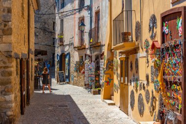 Besalu, İspanya, 28 Mayıs 2022: İspanya 'nın Besalu kentindeki Ortaçağ Caddesi.