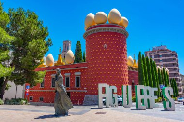 Rakamlar, İspanya, 28 Mayıs 2022: İspanya 'nın Figueres kentindeki Dali Tiyatro Müzesinde Torre Galatea.