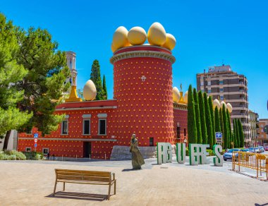 Rakamlar, İspanya, 28 Mayıs 2022: İspanya 'nın Figueres kentindeki Dali Tiyatro Müzesinde Torre Galatea.