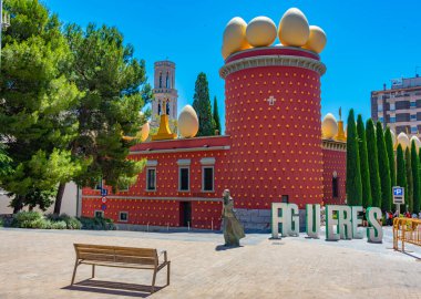 Rakamlar, İspanya, 28 Mayıs 2022: İspanya 'nın Figueres kentindeki Dali Tiyatro Müzesinde Torre Galatea.