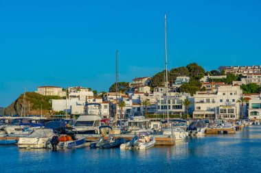 LLanca, İspanya, 27 Mayıs 2022: İspanya, Llanca 'da marina manzarası.