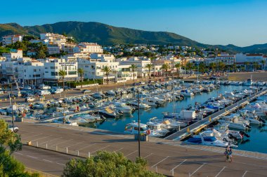 LLanca, İspanya, 27 Mayıs 2022: İspanya, Llanca 'da marina manzarası.