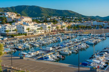 LLanca, İspanya, 27 Mayıs 2022: İspanya, Llanca 'da marina manzarası.