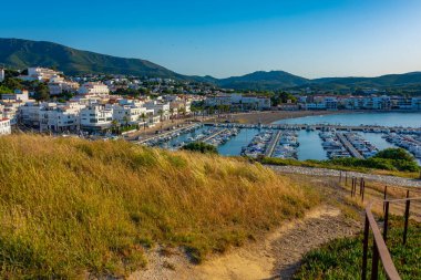 LLanca, İspanya, 27 Mayıs 2022: İspanya, Llanca 'da marina manzarası.