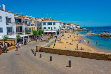 Palafrugell, İspanya, 27 Mayıs 2022: İnsanlar Palafrugell, İspanya 'da deniz kenarında geziniyorlar.