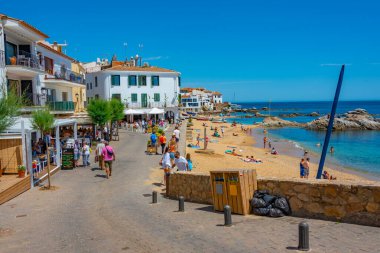 Palafrugell, İspanya, 27 Mayıs 2022: İnsanlar Palafrugell, İspanya 'da deniz kenarında geziniyorlar.