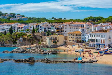 Palafrugell, İspanya, 27 Mayıs 2022 İnsanlar İspanya 'nın Palafrugell kentinde güneşli bir günün tadını çıkarıyorlar..