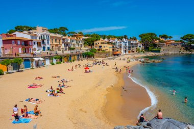 Palafrugell, İspanya, 27 Mayıs 2022 İnsanlar İspanya 'nın Palafrugell kentinde güneşli bir günün tadını çıkarıyorlar..