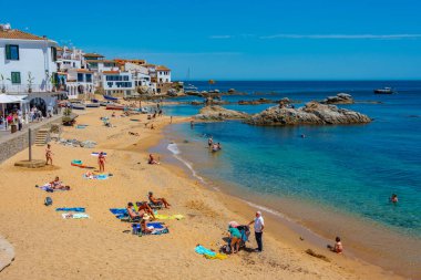 Palafrugell, İspanya, 27 Mayıs 2022 İnsanlar İspanya 'nın Palafrugell kentinde güneşli bir günün tadını çıkarıyorlar..