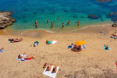 Palafrugell, İspanya, 27 Mayıs 2022 İnsanlar İspanya 'nın Palafrugell kentinde güneşli bir günün tadını çıkarıyorlar..