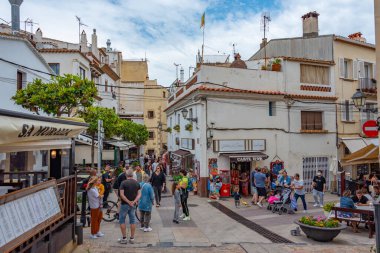 Tossa de Mar, İspanya, 27 Mayıs 2022: İspanya 'nın Tossa de Mar kentindeki ortaçağ sokağı.