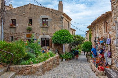 Tossa de Mar, İspanya, 27 Mayıs 2022: İspanya 'nın Tossa de Mar kentindeki ortaçağ sokağı.