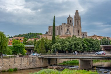 Girona, İspanya, 27 Mayıs 2022: Girona Katedrali İspanya nehrinin arkasında görüldü