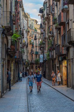 Girona, İspanya, 26 Mayıs 2022: İspanya 'nın Girona kentindeki bir sokakta gece hayatı.